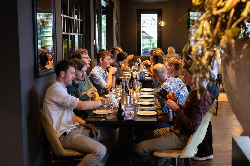 Lange feesttafel met collega's tijdens een diner