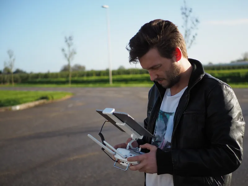 Niels van Tongerloo, fotograaf en dronepiloot, kijkt geconcentreerd op het scherm van zijn drone controller