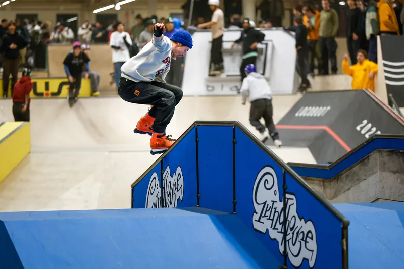 Skater tijdens een trick op een obstakel in een indoor skatepark