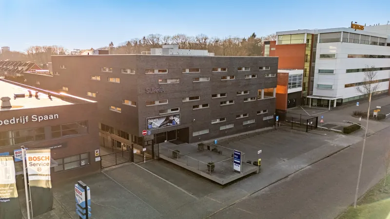 Dronefoto van een bedrijfsgebouw in het warme licht van de ondergaande zon