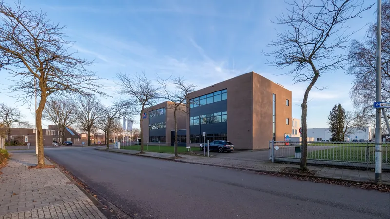 Kantoorpand met baksteengevel gefotografeerd vanaf de straat