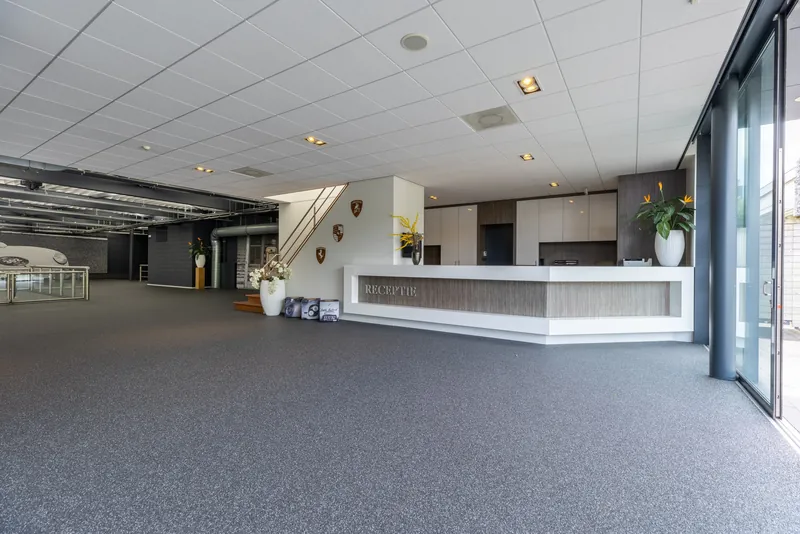 Interieur van een showroom met receptiebalie en veel ruimte